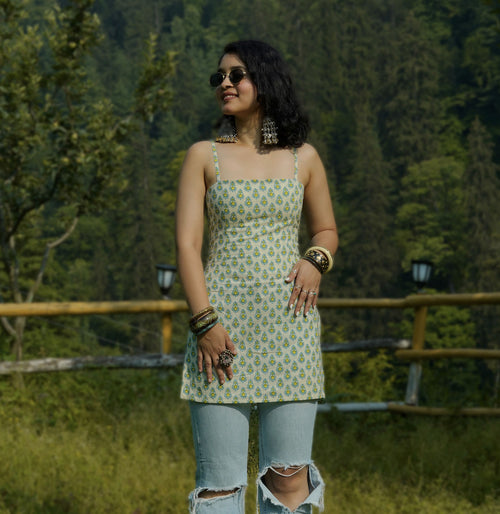 Tirchi nazar Back Bow Tie Padded Kurti